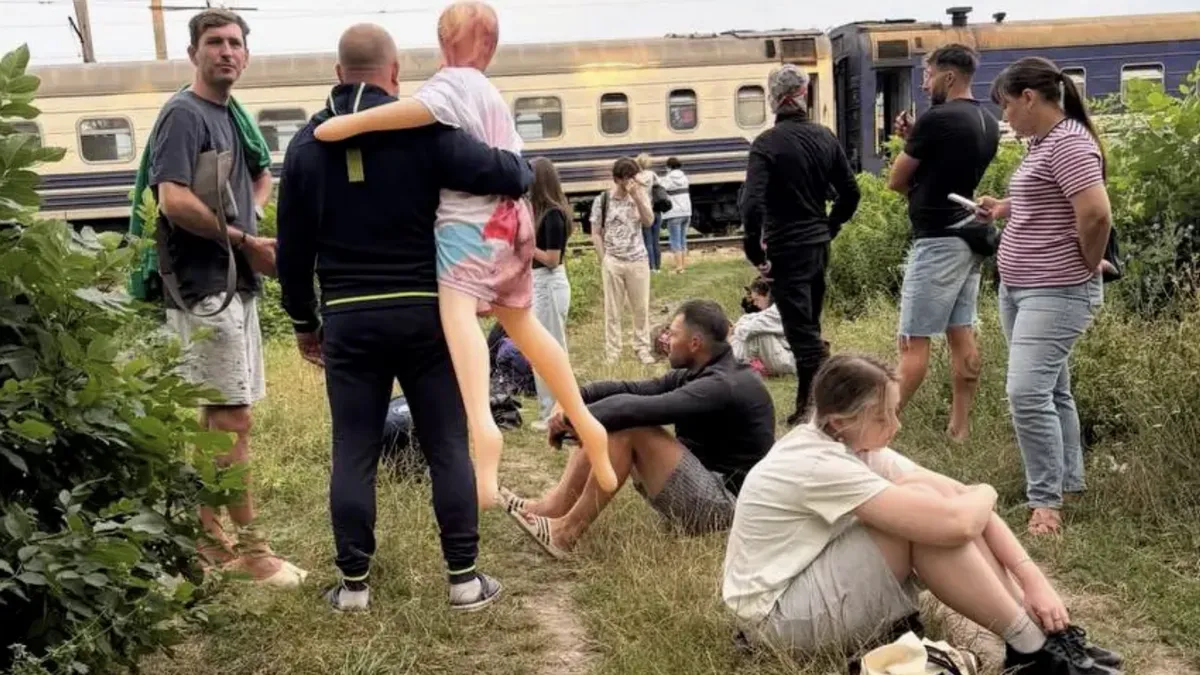 Не захотів залишати під час евакуації: чоловік посадив секс-ляльку на потяг Укрзалізниці