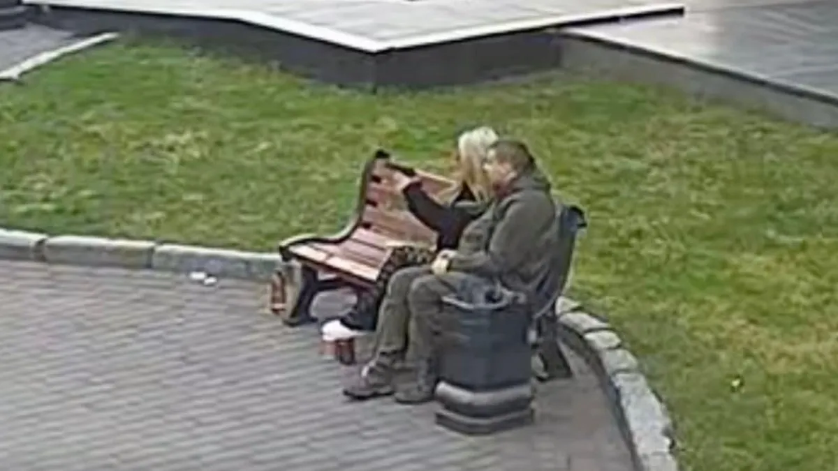 Стрілянина в центрі Луцька: дівчина влаштувала пальбу та влучила в тролейбус – відео