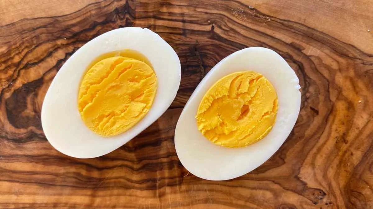 Варені яйця в холодильнику: як правильно зберігати, щоб уникнути отруєнь