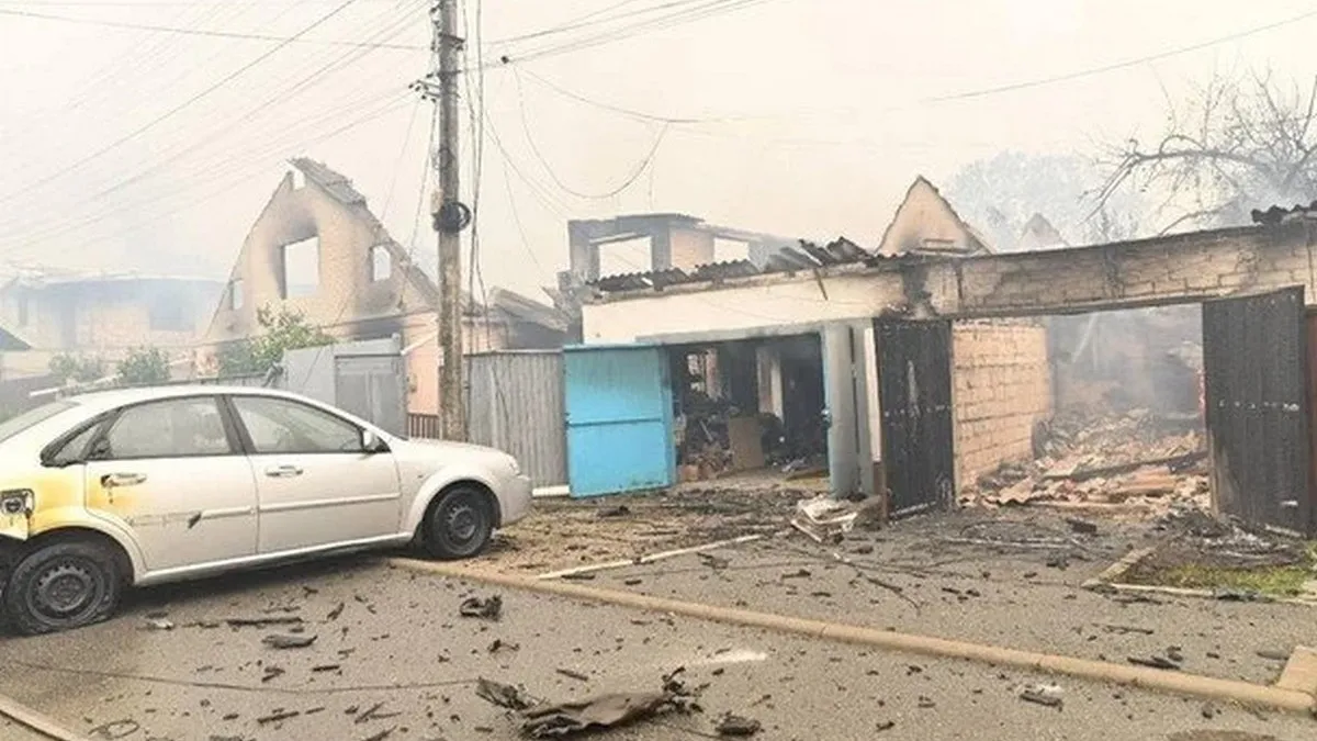 Наслідки атаки РФ на Київщину: у Вишневому пошкоджено 5 вулиць та евакуйовується населення – фото та відео