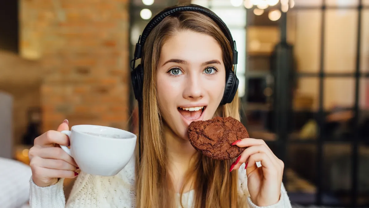 Постійно хочеться щось жувати: дієтологи назвали 5 головних причин тяги до перекусів
