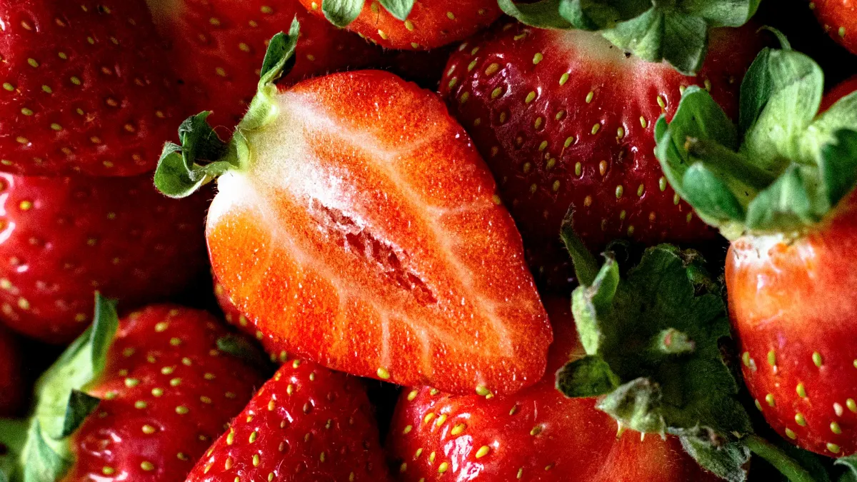 Забезпечує 100 відсотків потреби: експерти пояснили величезну користь полуниці для організму