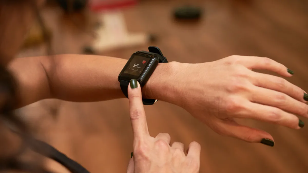 Доводять до паніки: кардіолог розповіла про приховану небезпеку смарт-годинників для здоров'я