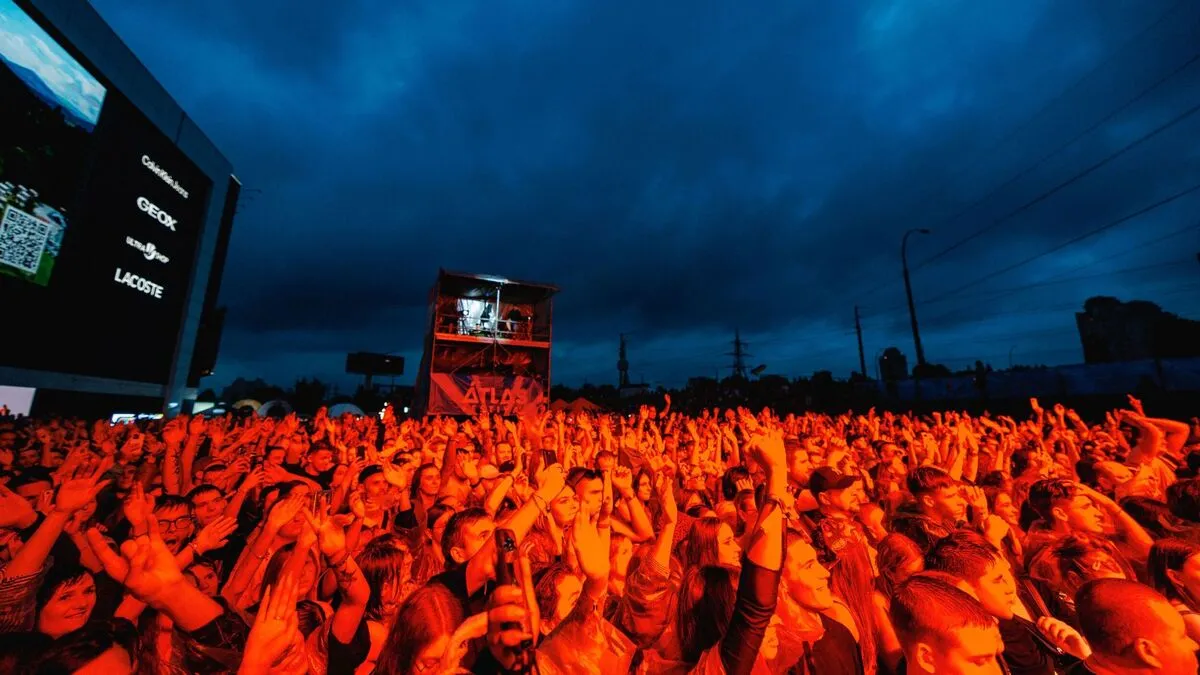 «Картонний протест» на Atlas Festival: MONATIK та Latexfauna підтримали Михайла Федорова прямо зі сцени