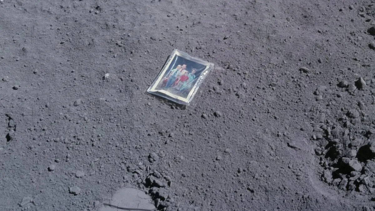 Фотографія пролежала понад 50 років на поверхні Місяця: що сталося зі світлиною астронавта Чарльза Дюка
