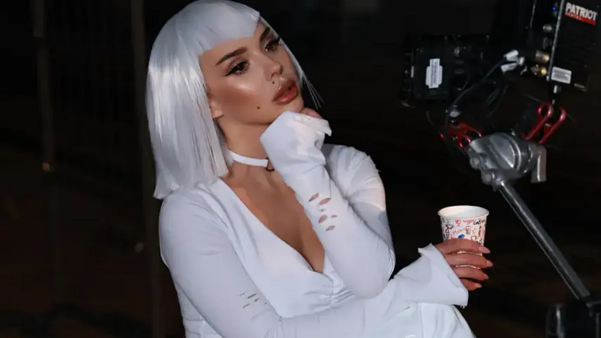 «‎Колись робила для Playboy»: співачка СолоХа опублікувала вогняний кадр на мотоциклі