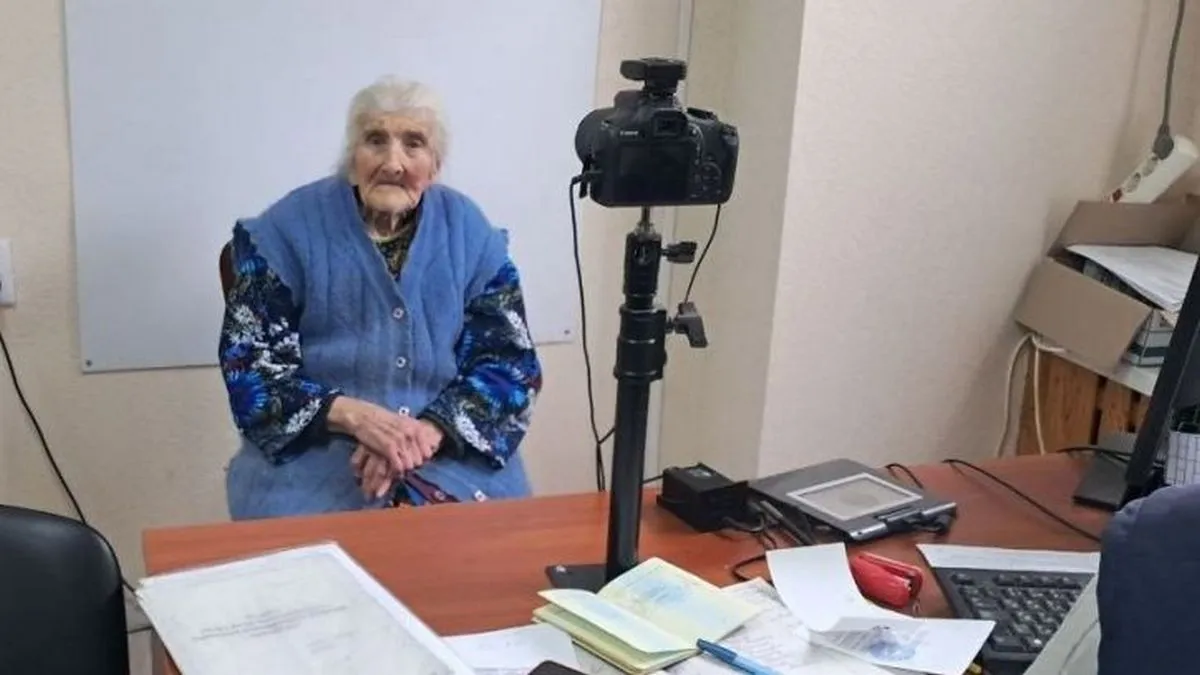 100-річна українка отримала закордонний паспорт на Донеччині: для чого він їй потрібен