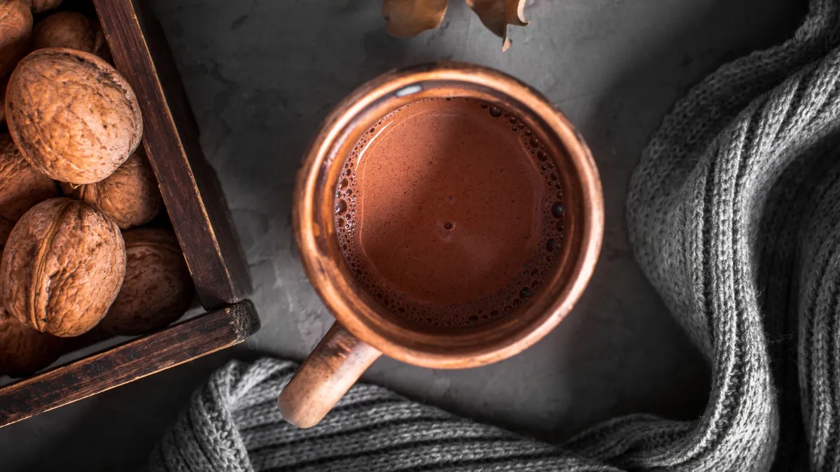 Молоко не врятує: як улюблений зимовий напій непомітно вбиває кістки