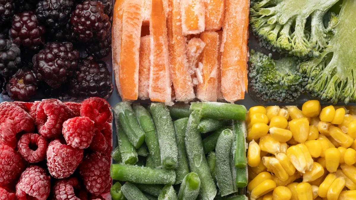 Корисніші за свіжі: лікар назвав продукти з супермаркету, які краще купувати замороженими