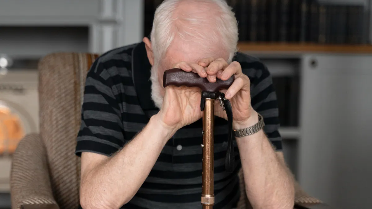 Зникнення брів та зміна розміру ніг: 8 несподіваних змін у тілі після 65 років