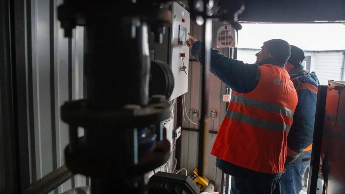 Комунальника закидали сміттям і закрили в підвалі: деталі інциденту в Кам'янці-Подільському 