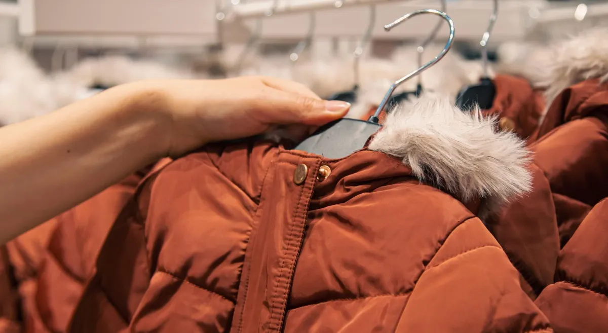 «Реанімація» пуховика і не тільки: як позбутися запаху поту на верхньому одязі за 5 хвилин