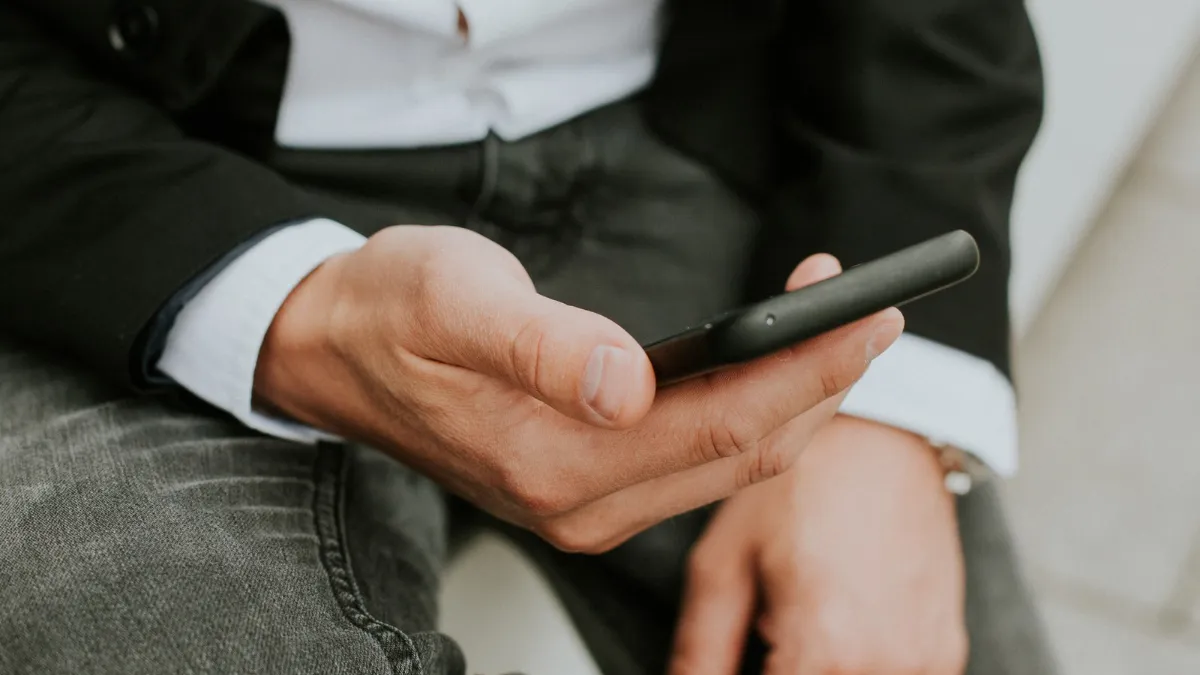 Дивовижна історія німця: чоловік пролетів 5000 км, щоб забрати свій вкрадений iPhone, що опинився в Сенегалі