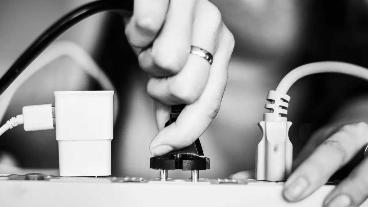 Смертельна помилка: експерт пояснив, як не можна підключати зарядну станцію до будинку