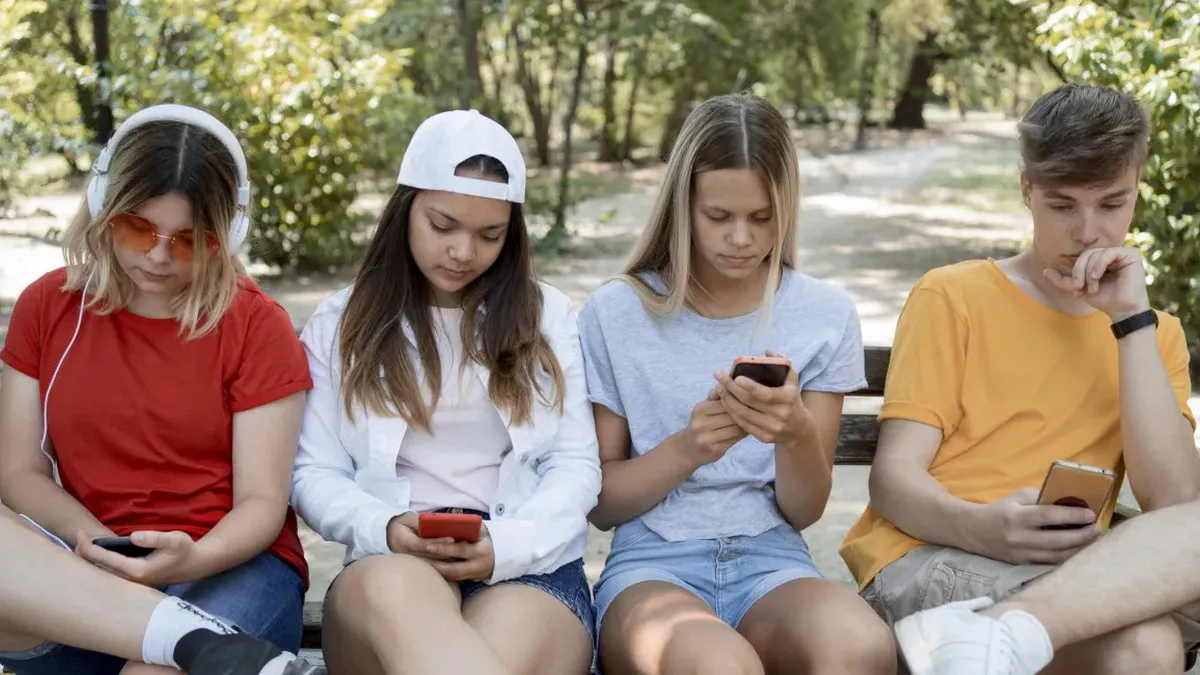 Стрес, депресія і відсутність щастя: надмірне використанні соцмереж впливає на людину – дослідження вчених