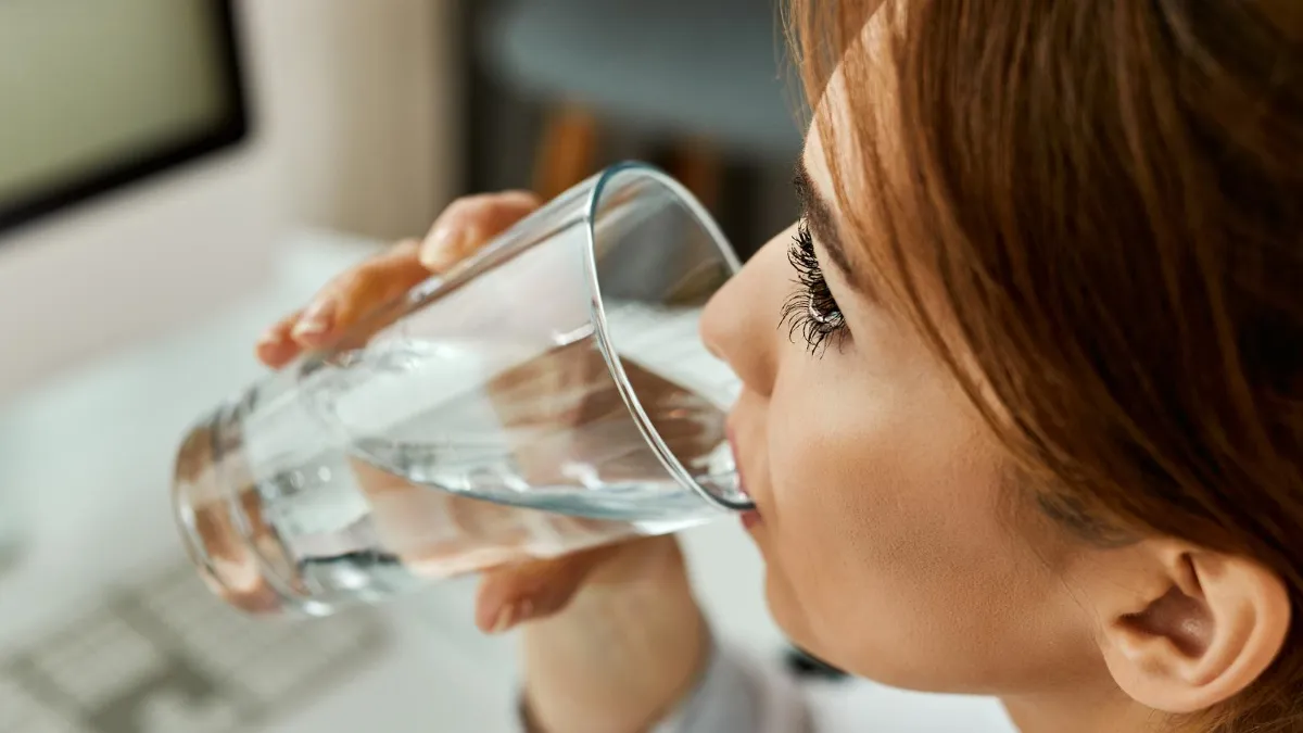 Чи можна пити воду під час їжі: лікарі розвіяли популярний міф