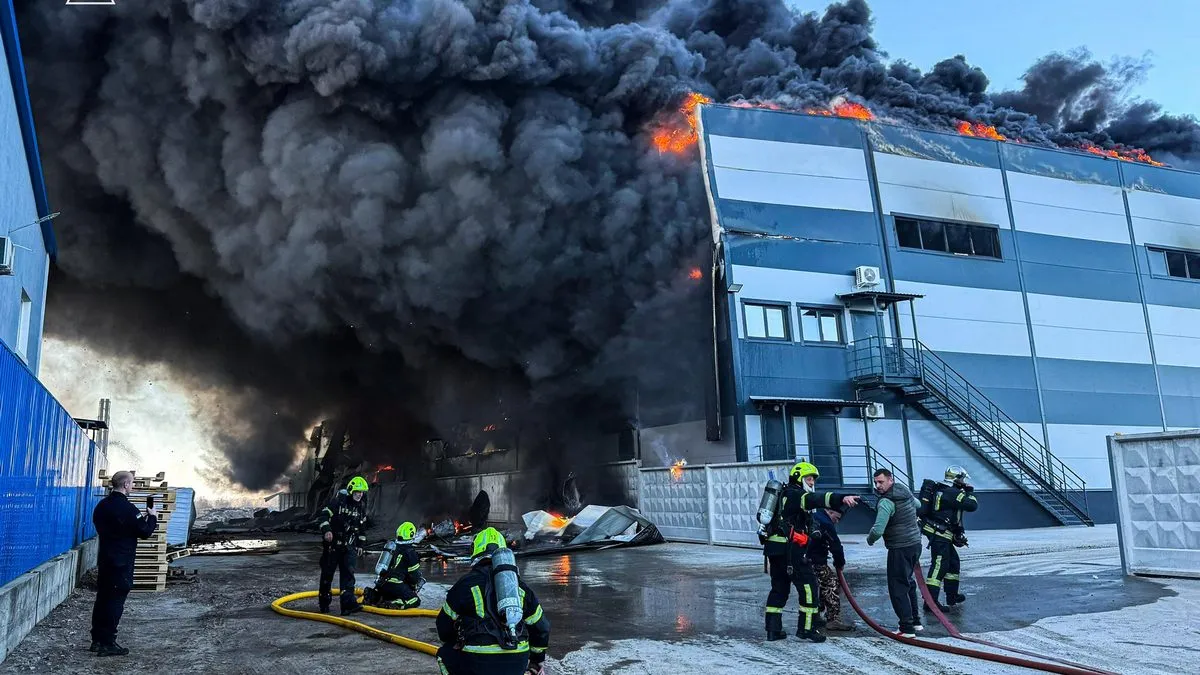 Мешканців Києва закликали зачинити вікна і не виходити на вулицю: відео масштабної пожежі в області