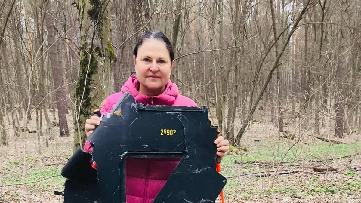 «Це було тривожне відчуття»: посолка ЄС знайшла уламок російського шахеда в лісу під Києвом і показала фото 