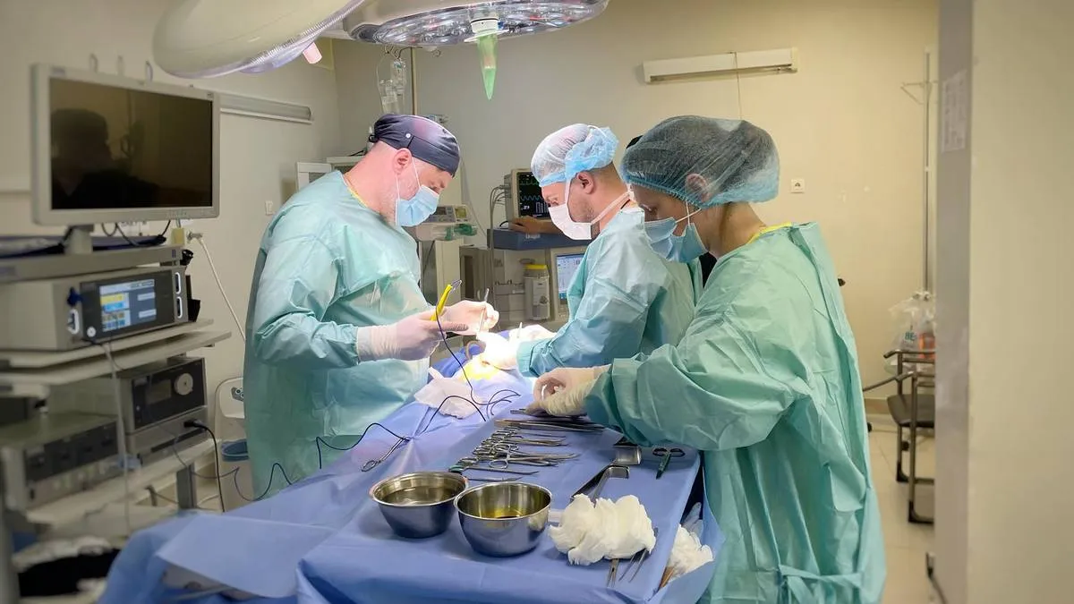 Рідкісний синдром Рапунцель: у Львові хірурги видалили зі шлунка дівчинки 35-сантиметровий клубок волосся