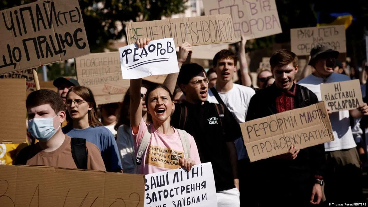 «Технологіями, а не м'ясом!»: в Україні пройшли чергові «картонні протести» через відставку Федорова (ФОТО)