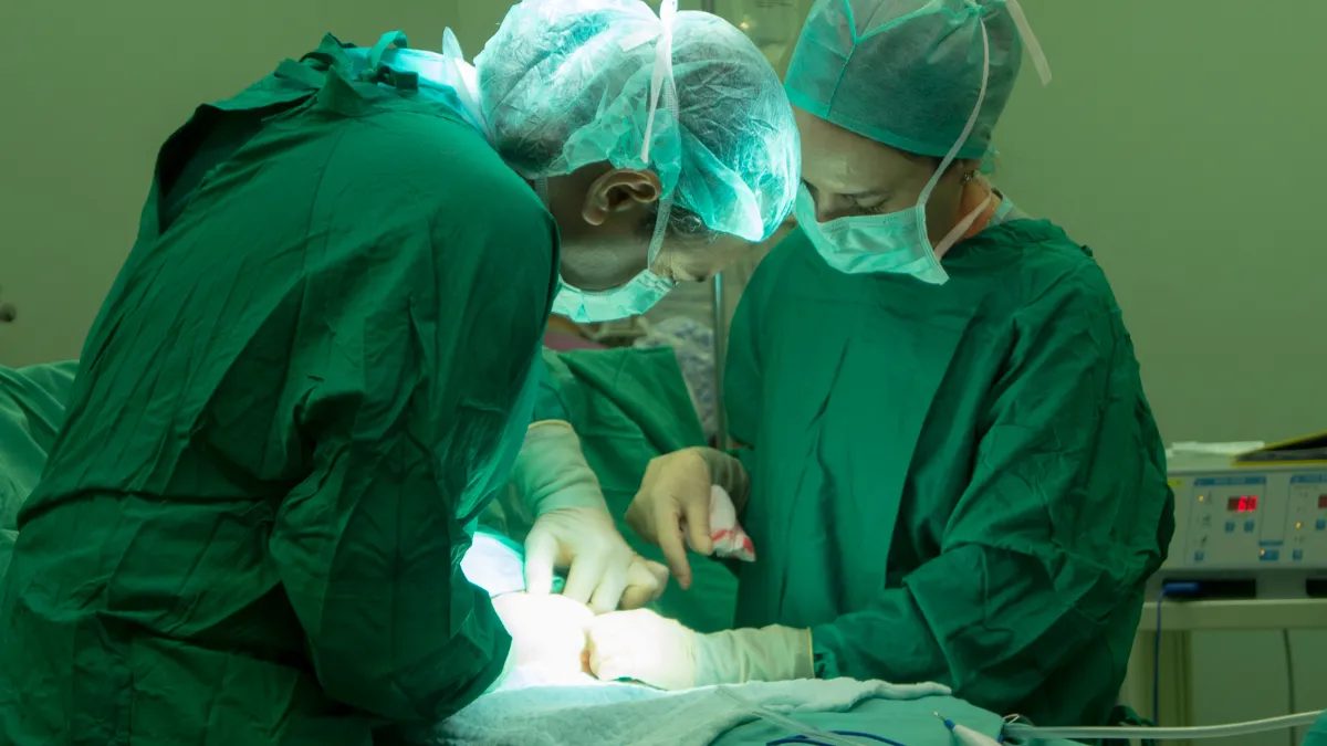 Носила власне вухо на стопі: лікарі врятували жінку після страшної виробничої травми