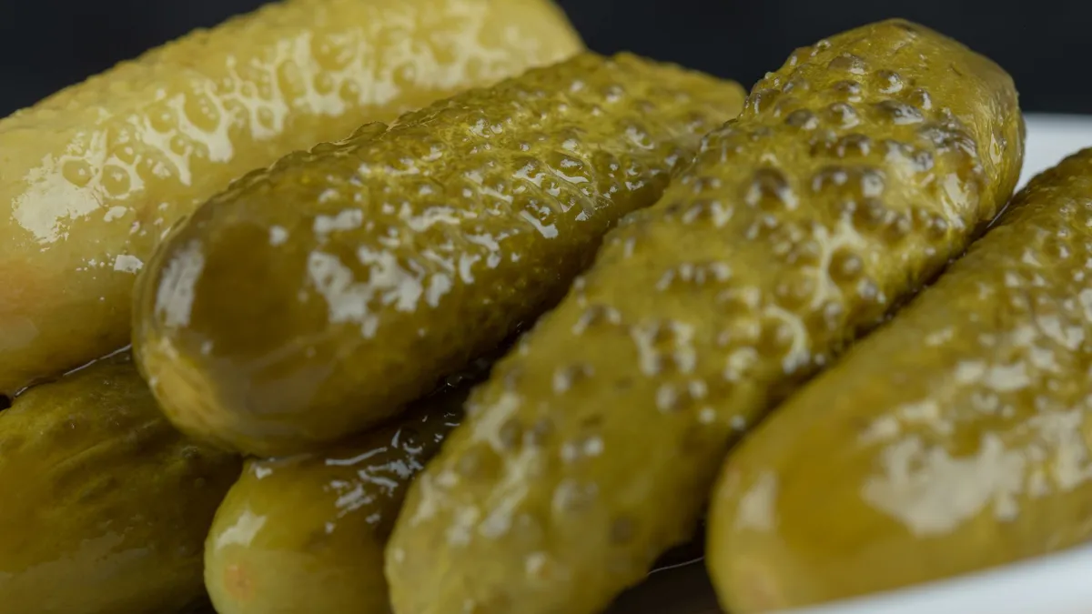 Здуття, набряки та печія: лікарі попередили про приховану небезпеку солоних огірків