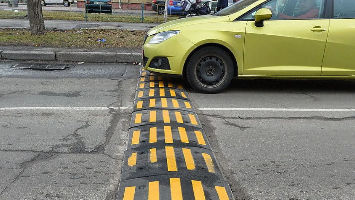 П’ять помилок на «лежачих поліцейських»: як водії ламають підвіску, навіть не помічаючи цього