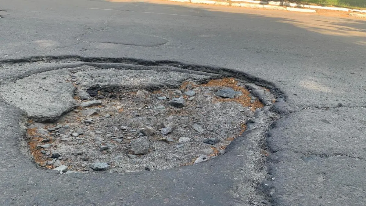 Звикайте до ям: на ремонт українських доріг цього року передбачено лише 10 % від потреби 