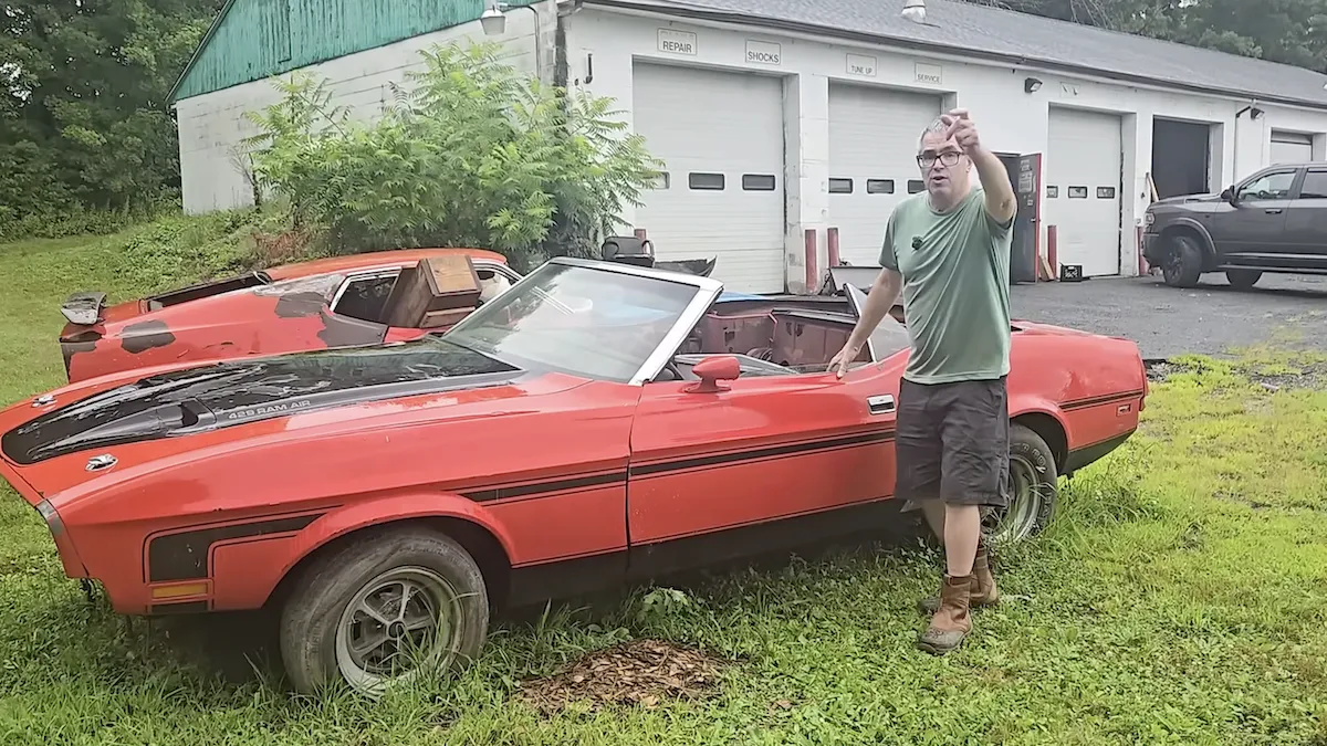 Раритетний Ford Mustang за $200 000 знайшли покинутим: авто 55 років іржавіє просто неба