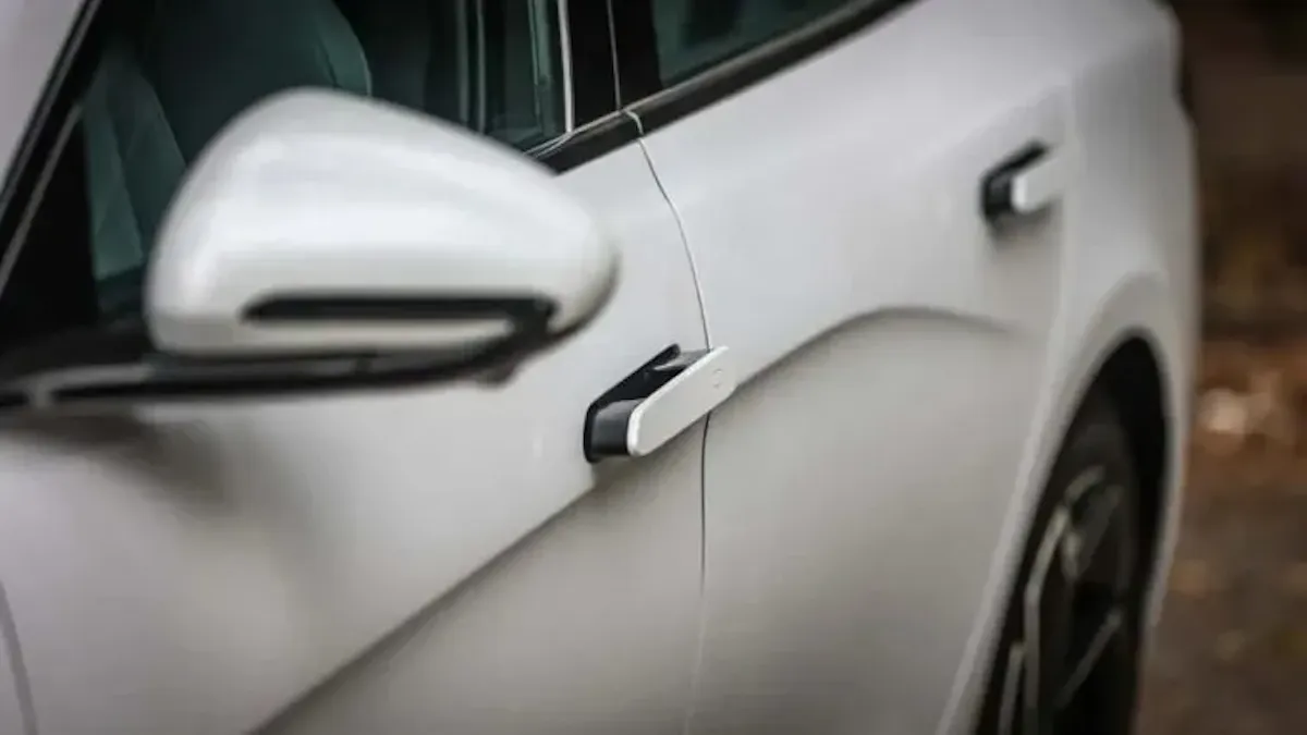 Після багатьох смертей: Китай забороняє висувні ручки в авто