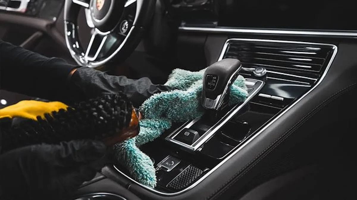 Більше мікробів, ніж на унітазі: експерти назвали найбрудніші місця в авто