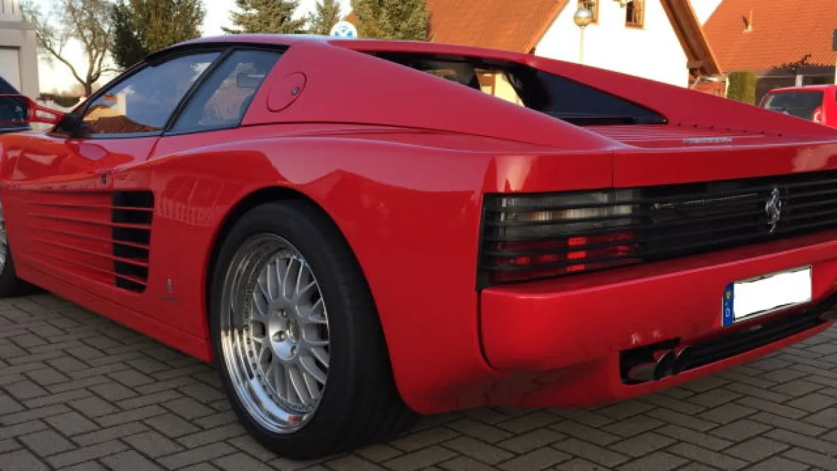 До України ввезли культову Ferrari Testarossa: машина може належати легенді Динамо — подробиці
