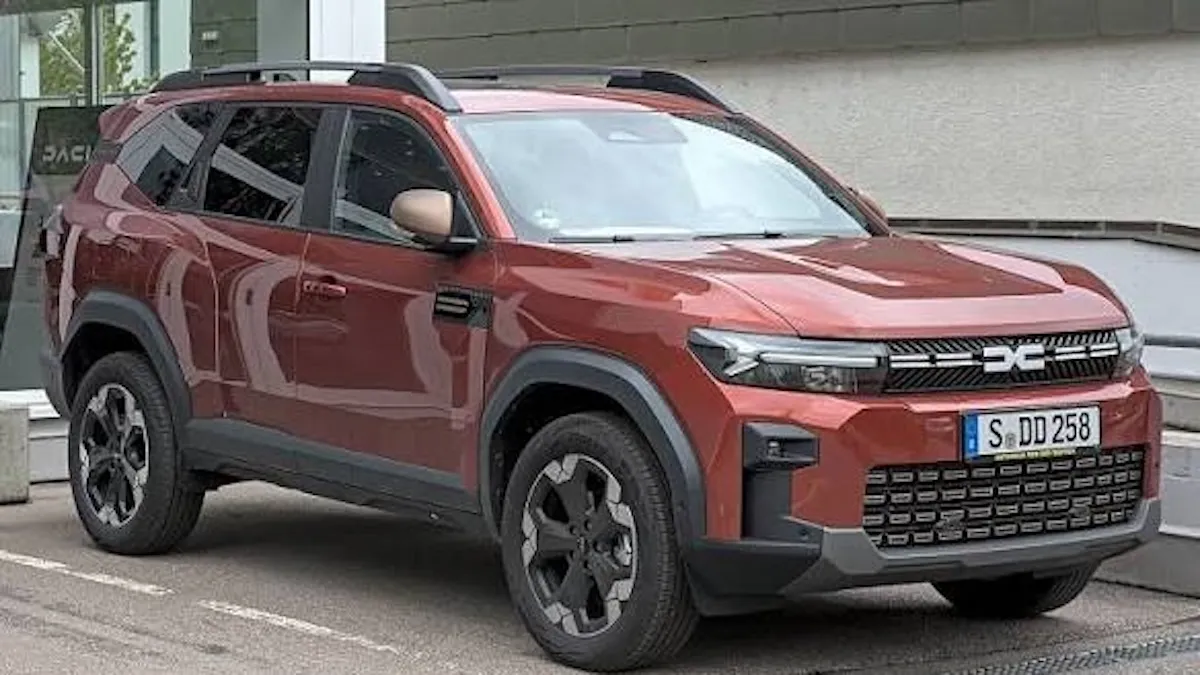 Несподіваний результат тесту кросоверів: бюджетна Dacia Bigster виявилася дорожчою за Toyota