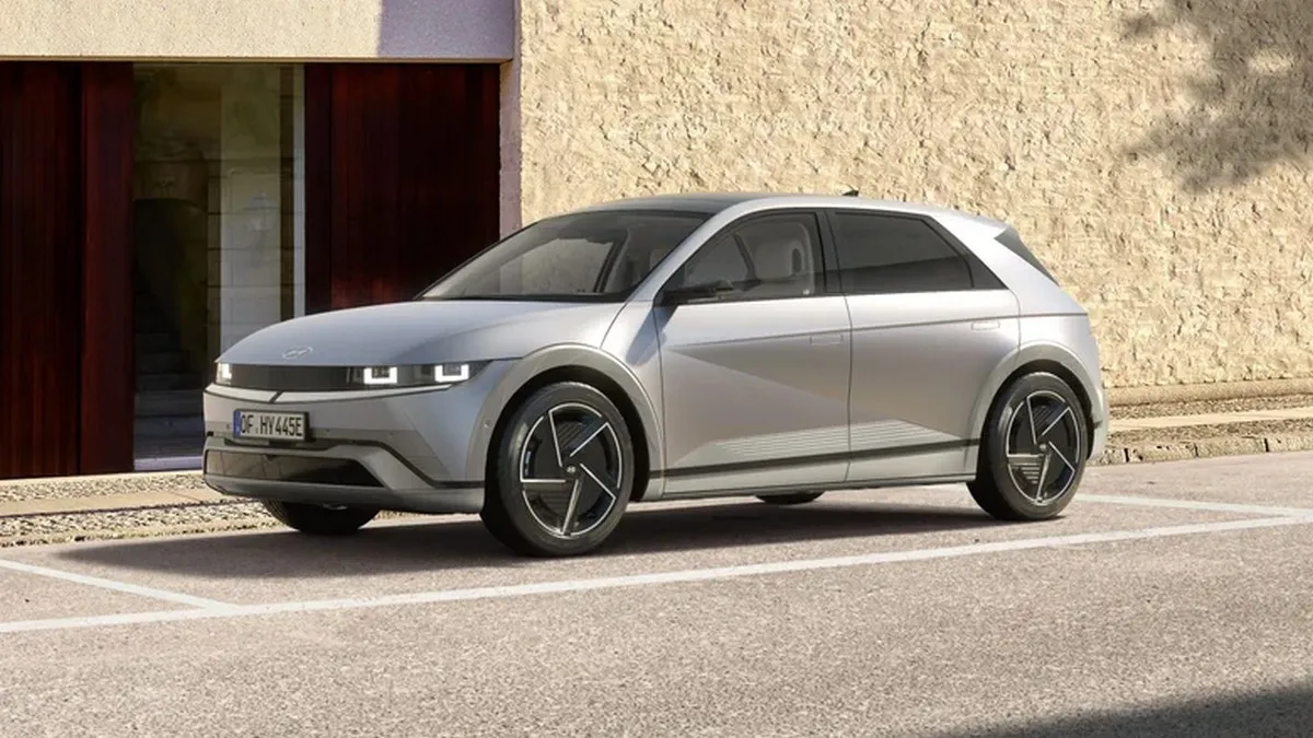 Розлив воду і заплатив 12 тисяч доларів: власнику електромобіля у США раптово довелося робити дорогий ремонт