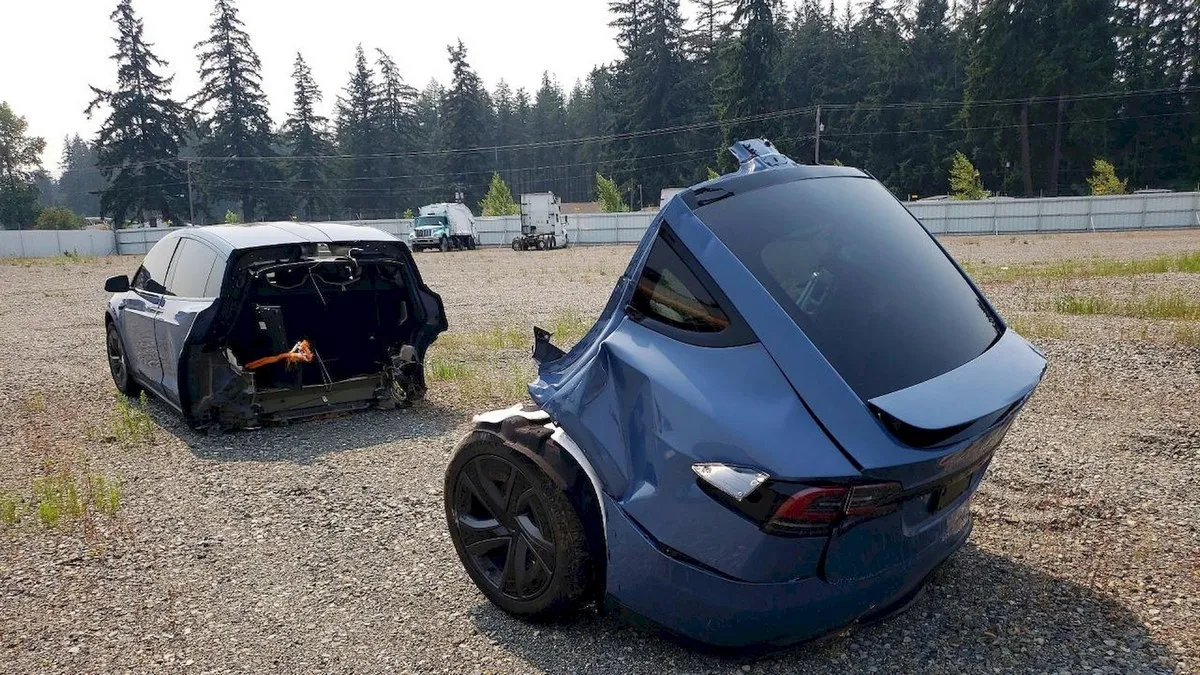 Tesla Model X розірвало навпіл у ДТП: пошкоджений електрокар все одно продають за понад 10 тисяч доларів