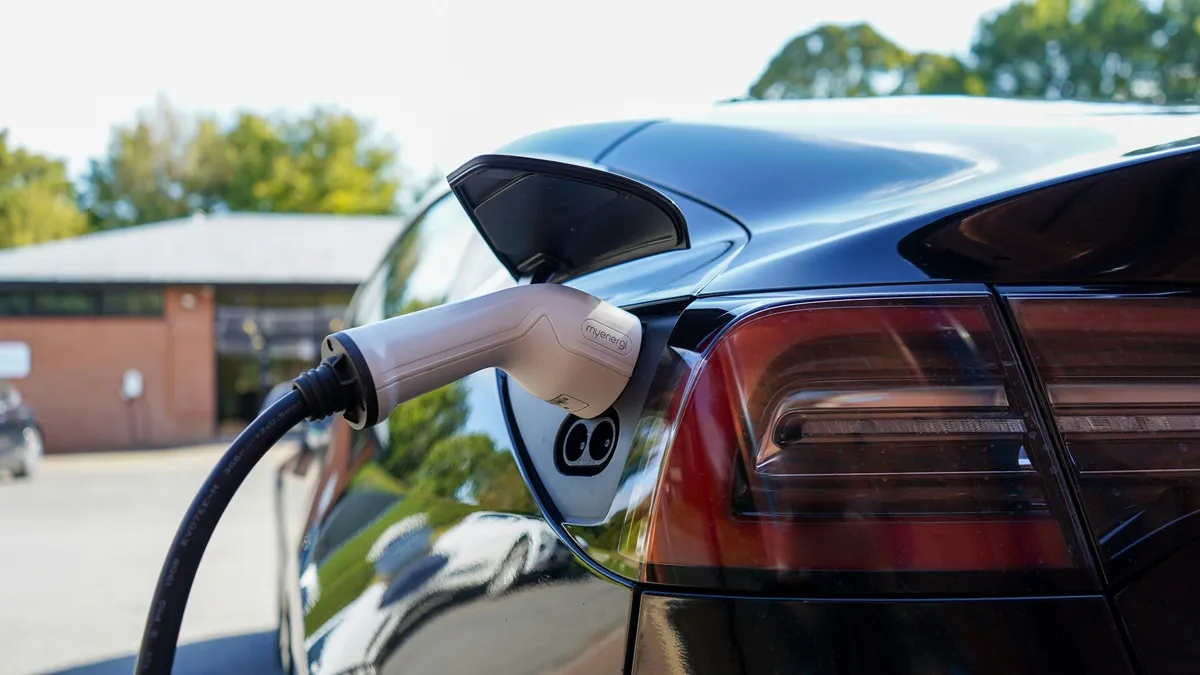 Електромобіль зачекає: Aston Martin відклала свій перший EV аж до 2033 року