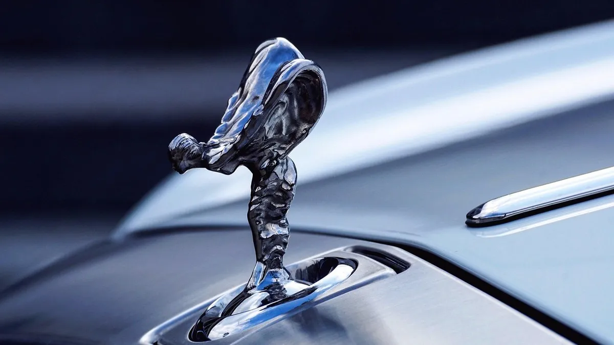 У Черкасах Mitsubishi в’їхав у Rolls-Royce вартістю 650 тисяч євро: люксове авто належить ясновидиці й ворожці
