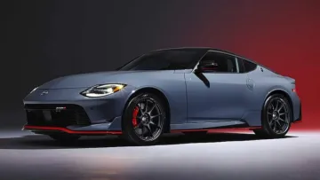 Син GTR: Nissan анонсував появу нового спортивного автомобіля — на що здатна машина