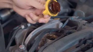 Заміна моторної оливи автомобіля власноруч: як новачку не вбити двигун і зекономити на сервісі 
