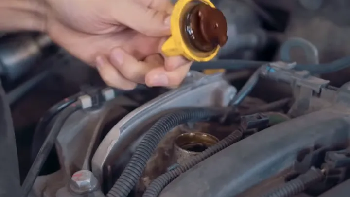 Заміна моторної оливи автомобіля власноруч: як новачку не вбити двигун і зекономити на сервісі 