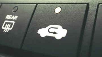 Зимовий лайфхак: які дві кнопки допоможуть швидко прогріти салон авто