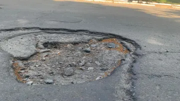 Звикайте до ям: на ремонт українських доріг цього року передбачено лише 10 % від потреби 