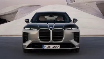 BMW змінює свою топ‑модель: чи вистоїть «сімка» під натиском китайських преміум‑брендів