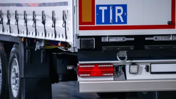 Не просто «фура»: що насправді означає табличка TIR на вантажівках і чому вона зникає з доріг