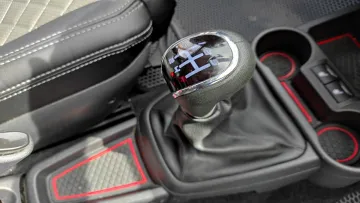 Три педалі за розумні гроші: рейтинг найдоступніших авто з «ручкою»