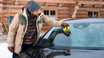 Як безпечно прибрати лід зі скла авто і не пошкодити його: фахівці надали поради