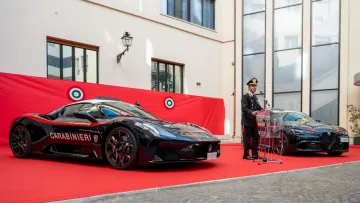 МВС Італії отримало два новітні поліцейські гіперкари: правоохоронці пояснили призначення машин