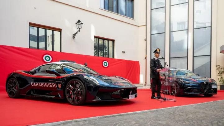 МВС Італії отримало два новітні поліцейські гіперкари: правоохоронці пояснили призначення машин