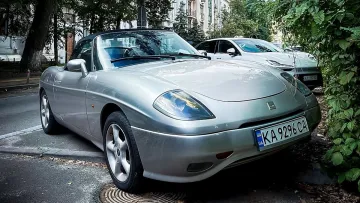Усього було випущено 57 тисяч авто: у Києві сфотографували раритетний італійський спорткар 90-х років