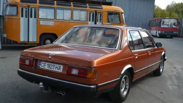 Пращур «чорного бумера»: у Києві помітили унікальний BMW 728, на якому їздив Леонід Каденюк — подробиці